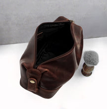 Load image into Gallery viewer, Men&#39;s Rustic Brown Leather Toiletry Wash Bag